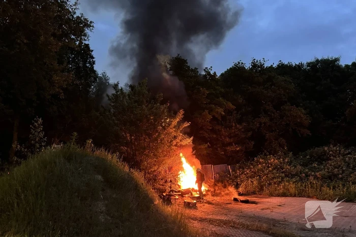 Zwarte rookwolken van afvalbrand trekken over snelweg