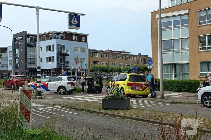Scooterrijder botst met personenauto