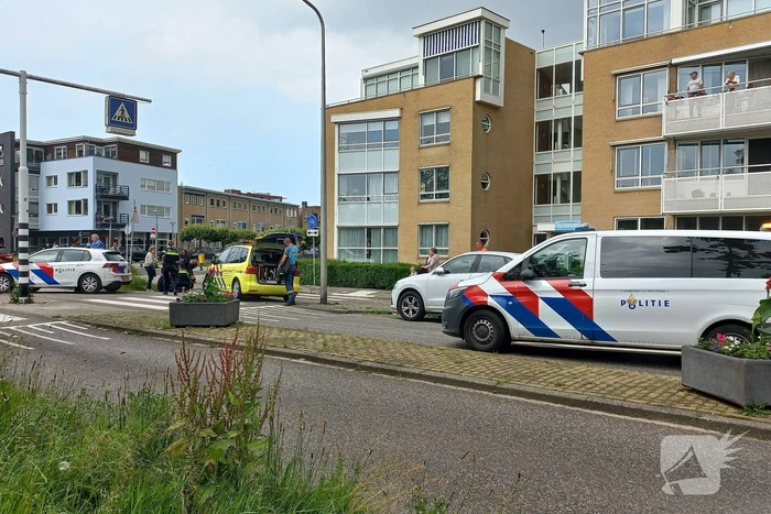 Scooterrijder botst met personenauto