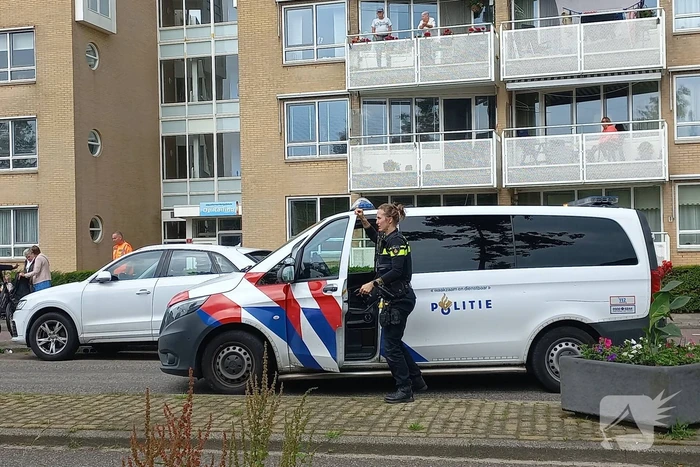 Scooterrijder botst met personenauto