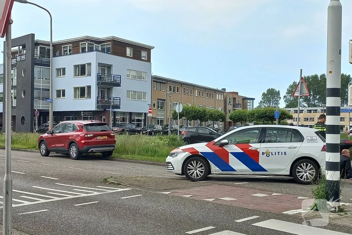 Scooterrijder botst met personenauto