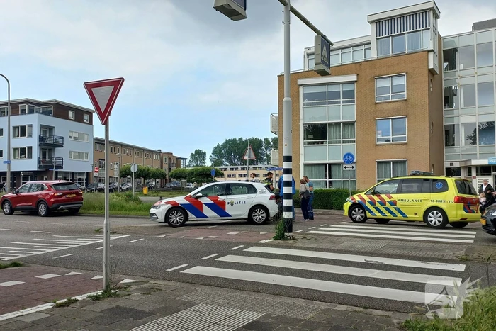 Scooterrijder botst met personenauto