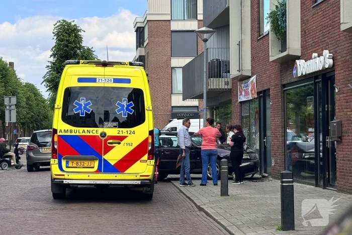 Automobilist rijdt tegen pand van pizzeria