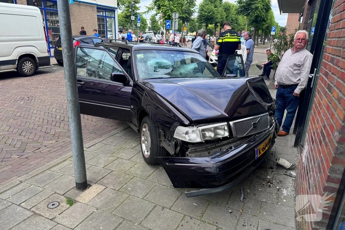 Automobilist rijdt tegen pand van pizzeria