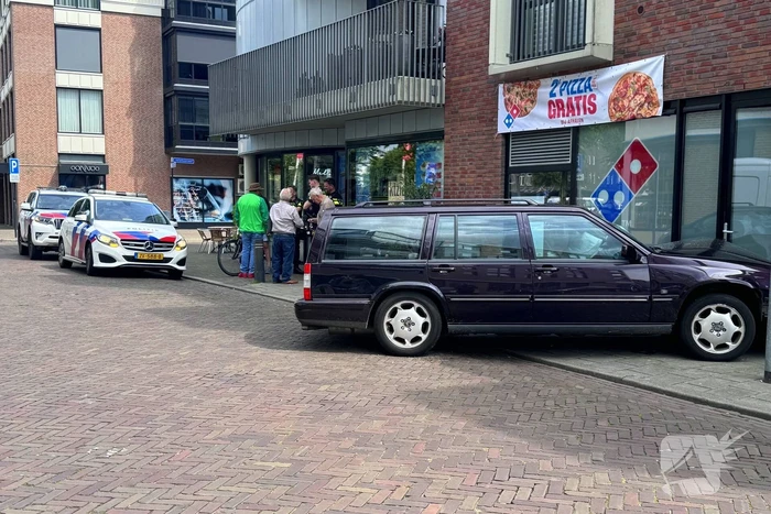 Automobilist rijdt tegen pand van pizzeria