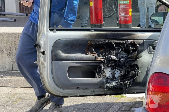 Brand in autodeur snel geblust
