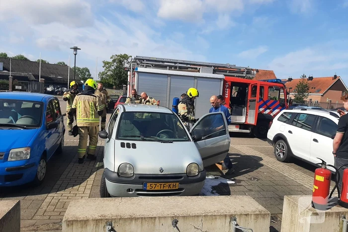 Brand in autodeur snel geblust