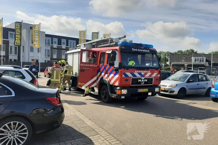 Brand in autodeur snel geblust