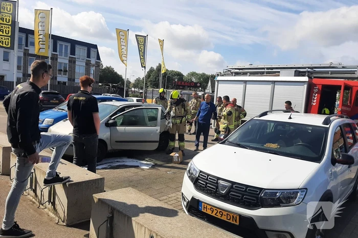 Brand in autodeur snel geblust