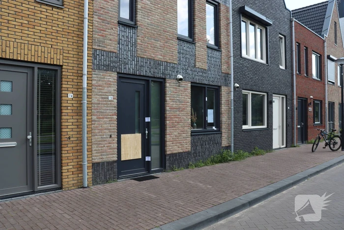 Woning beschadigd na explosie, politie verzegelt pand