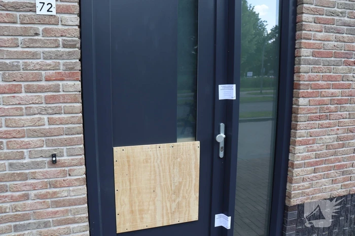 Woning beschadigd na explosie, politie verzegelt pand