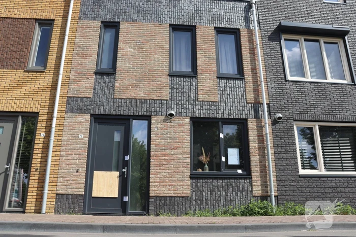 Woning beschadigd na explosie, politie verzegelt pand