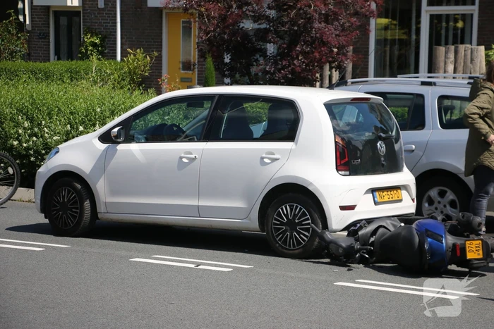 Scooterrijder botst achterop auto
