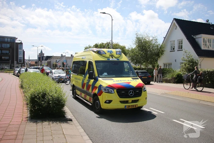 Scooterrijder botst achterop auto