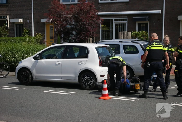 Scooterrijder botst achterop auto