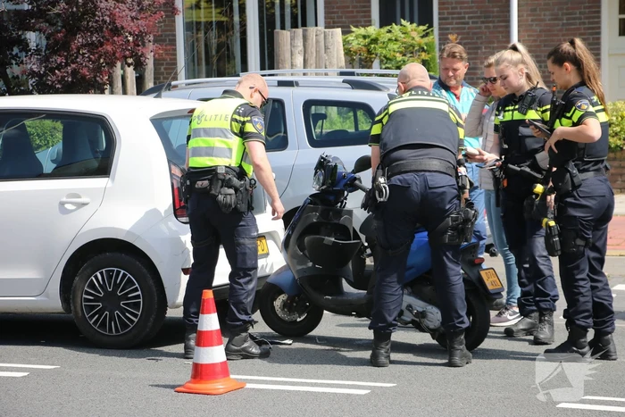 Scooterrijder botst achterop auto
