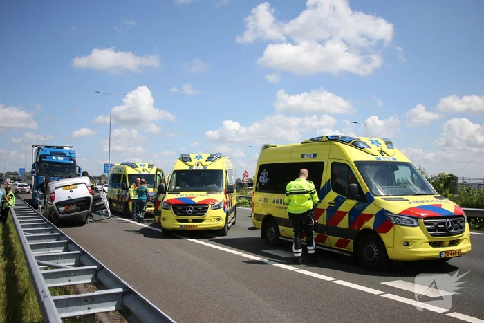 Auto belandt op kop na ongeval snelweg