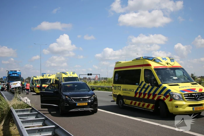 Auto belandt op kop na ongeval snelweg