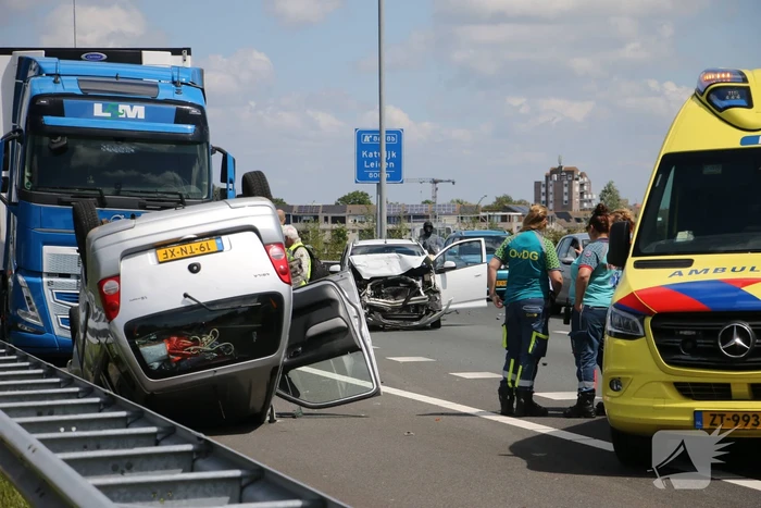 Auto belandt op kop na ongeval snelweg