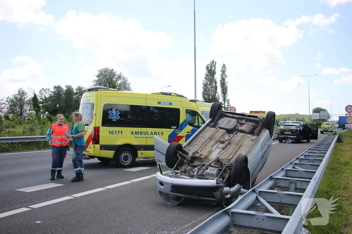 Auto belandt op kop na ongeval snelweg