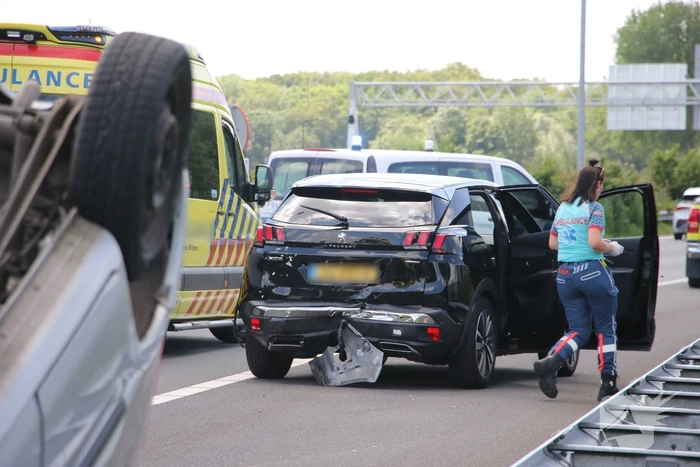 Auto belandt op kop na ongeval snelweg