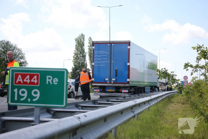 Auto belandt op kop na ongeval snelweg