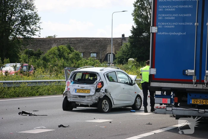Auto belandt op kop na ongeval snelweg