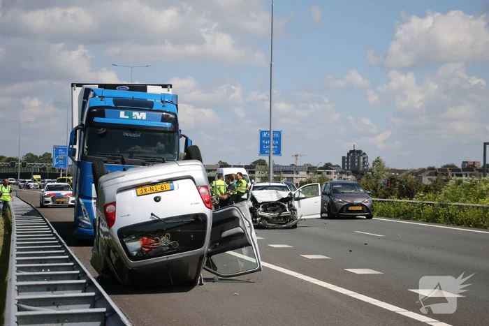 Auto belandt op kop na ongeval snelweg
