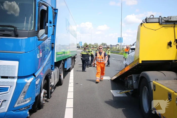 Auto belandt op kop na ongeval snelweg