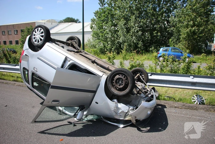Auto belandt op kop na ongeval snelweg