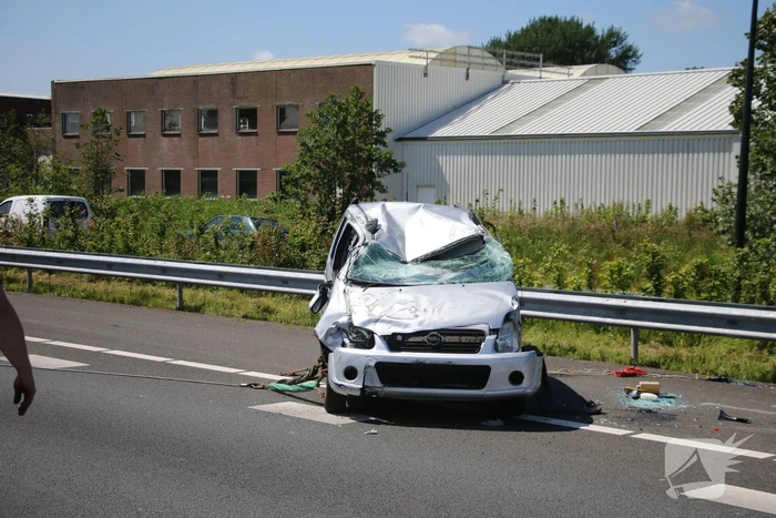Auto belandt op kop na ongeval snelweg