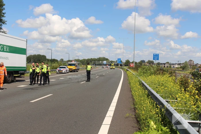 Auto belandt op kop na ongeval snelweg