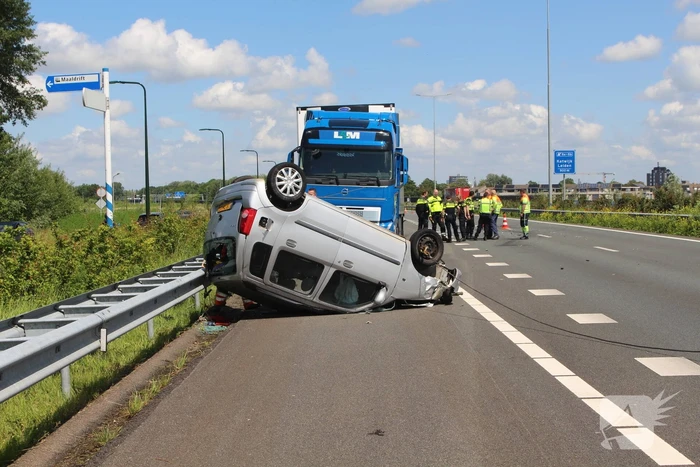 Auto belandt op kop na ongeval snelweg