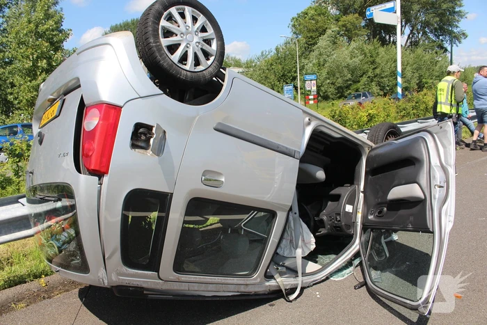 Auto belandt op kop na ongeval snelweg