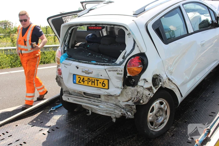 Auto belandt op kop na ongeval snelweg