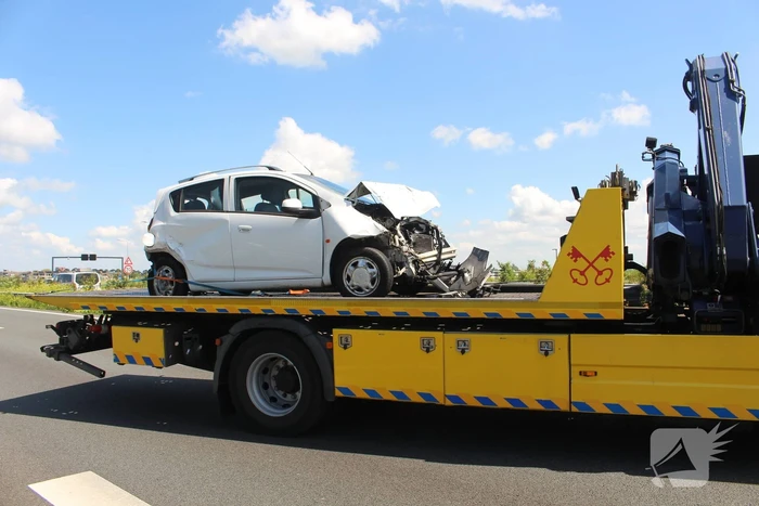 Auto belandt op kop na ongeval snelweg