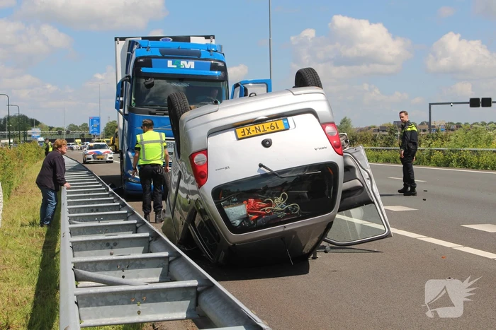 Auto belandt op kop na ongeval snelweg