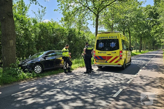 Bestuurder belandt tegen boom met auto