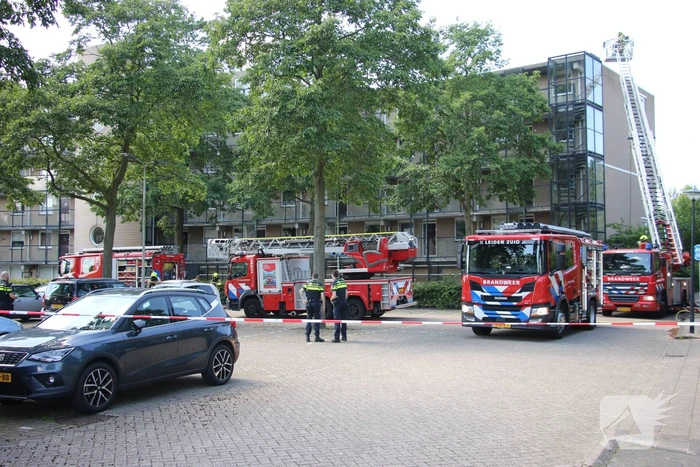 Brand op vijfde verdieping, veel hulpdiensten aanwezig