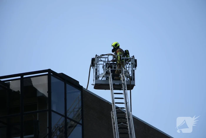 Brand op vijfde verdieping, veel hulpdiensten aanwezig