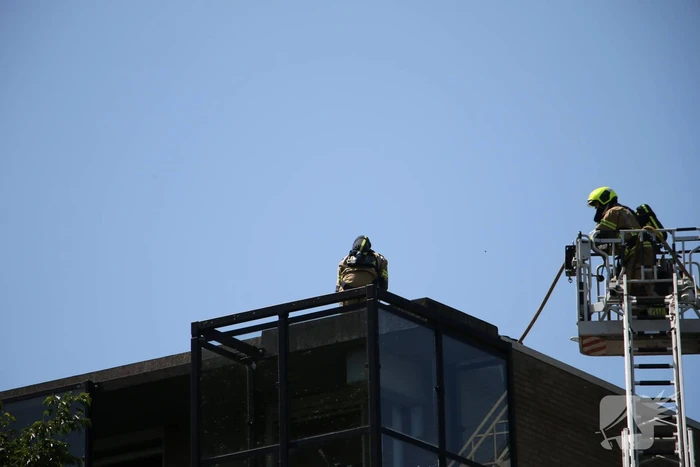 Brand op vijfde verdieping, veel hulpdiensten aanwezig