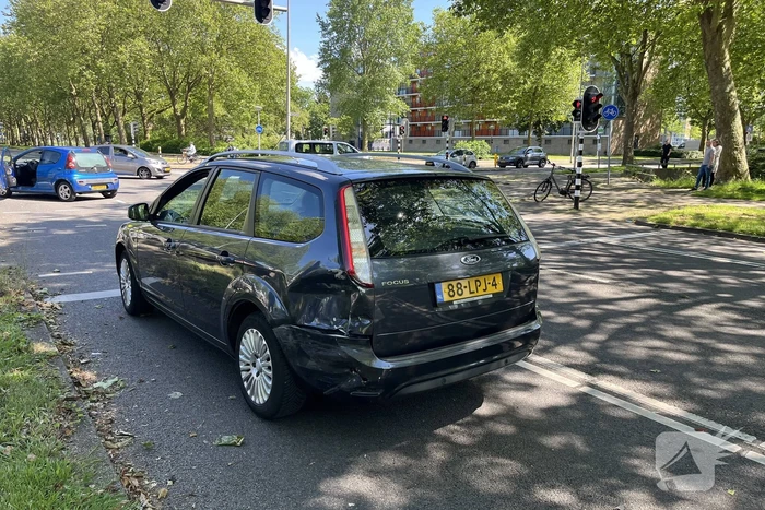 Forse schade bij aanrijding tussen twee auto's