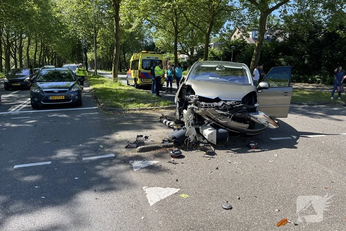 Forse schade bij aanrijding tussen twee auto's