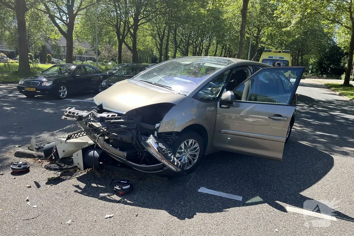 Forse schade bij aanrijding tussen twee auto's