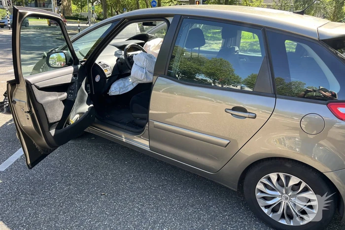 Forse schade bij aanrijding tussen twee auto's