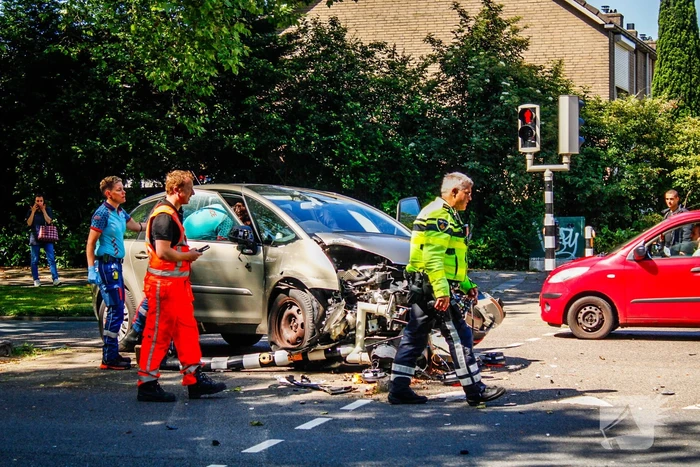 Forse schade bij aanrijding tussen twee auto's