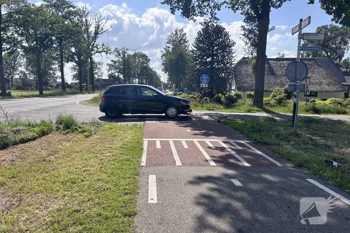 Ongeval tussen auto en brommer op kruising