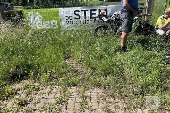 Ongeval tussen auto en brommer op kruising