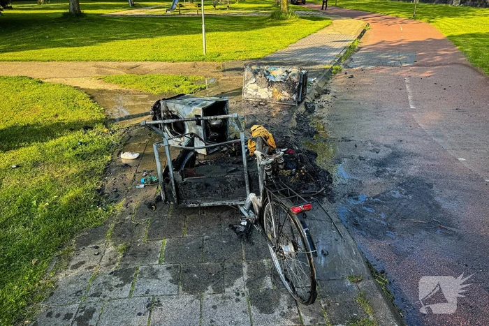 Bakfiets met twee wasmachines in lichterlaaie