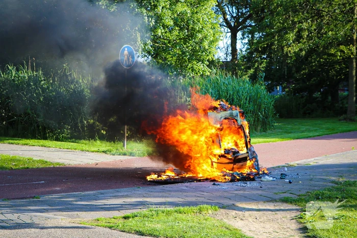Bakfiets met twee wasmachines in lichterlaaie